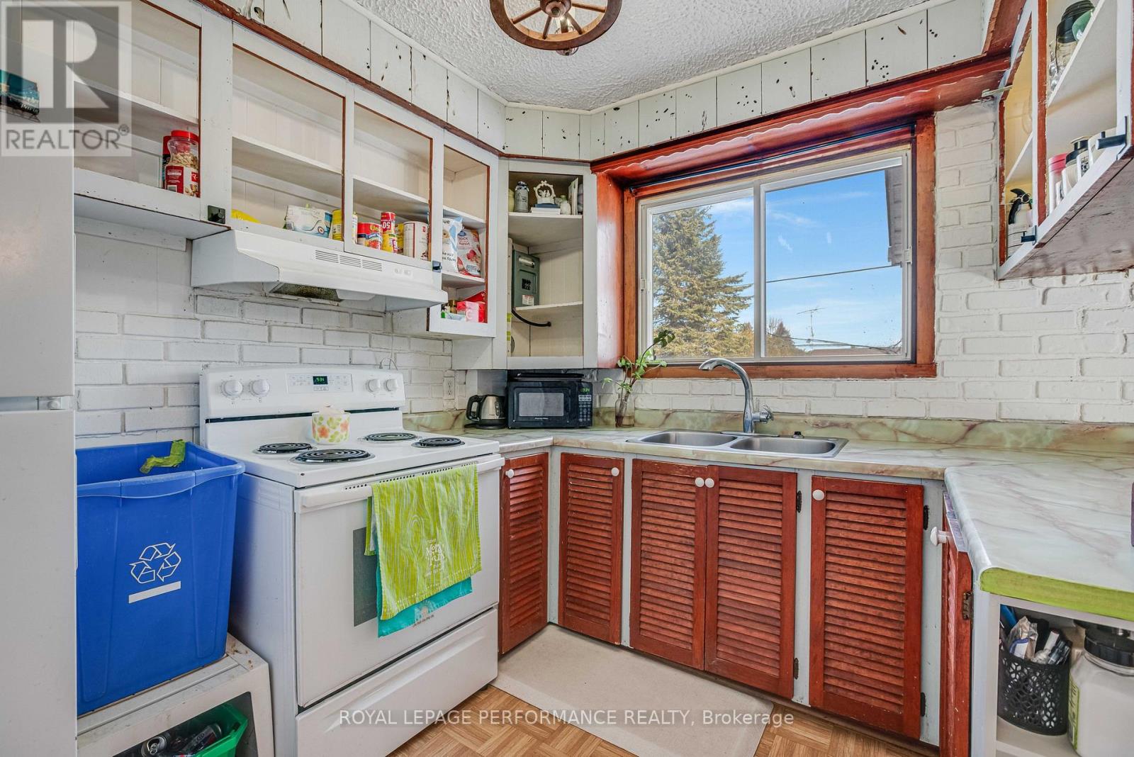 2082 Sandy Hill Road