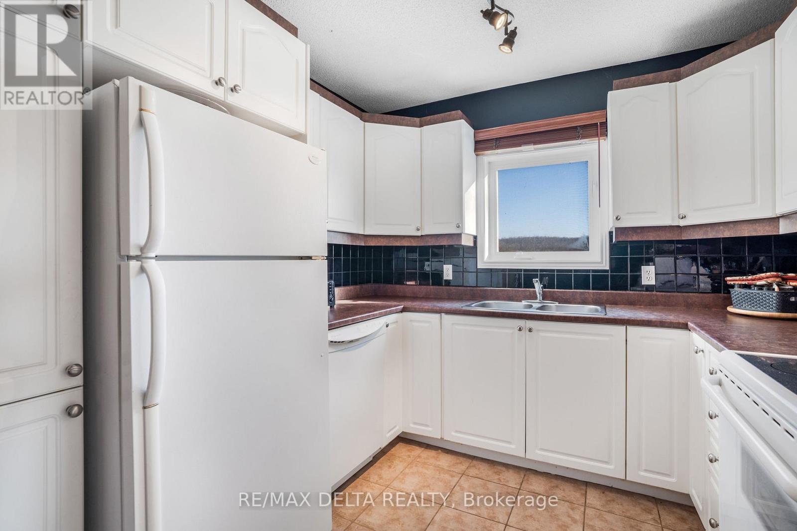 208 - 2927 Laurier Street