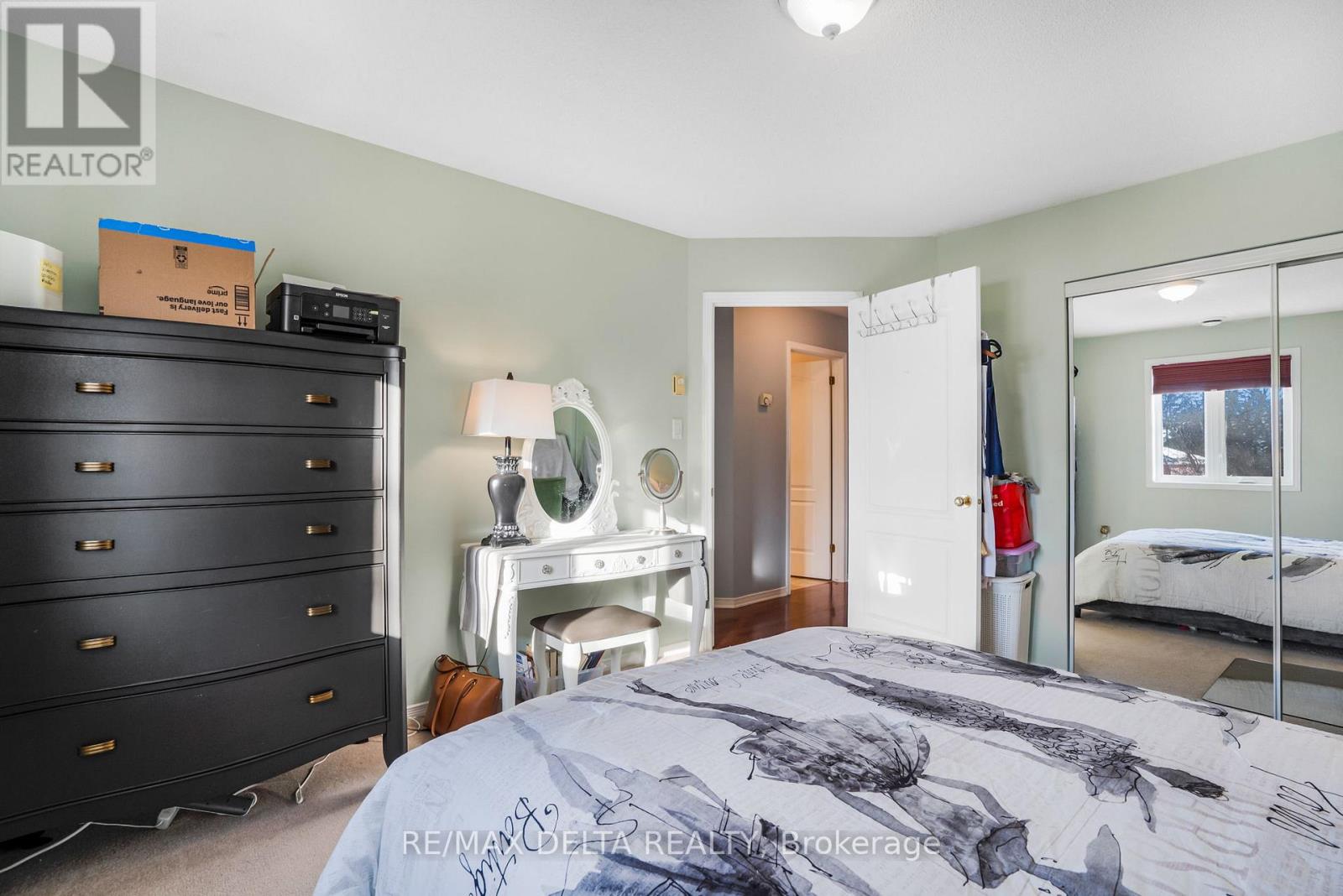 208 - 2927 Laurier Street