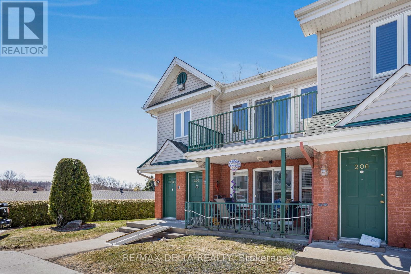 208 - 2927 Laurier Street