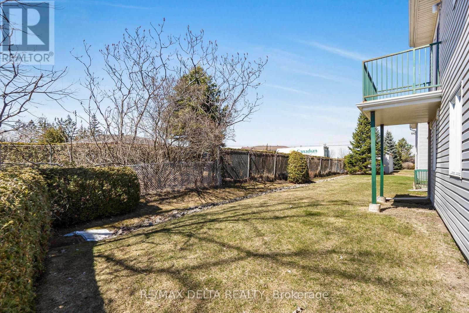 208 - 2927 Laurier Street