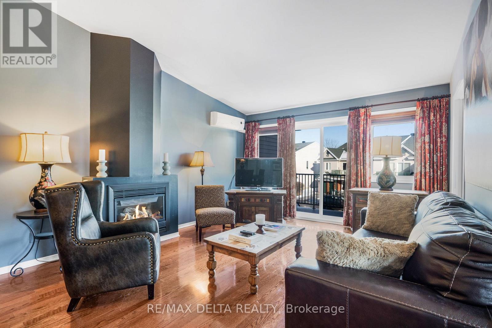 208 - 2927 Laurier Street