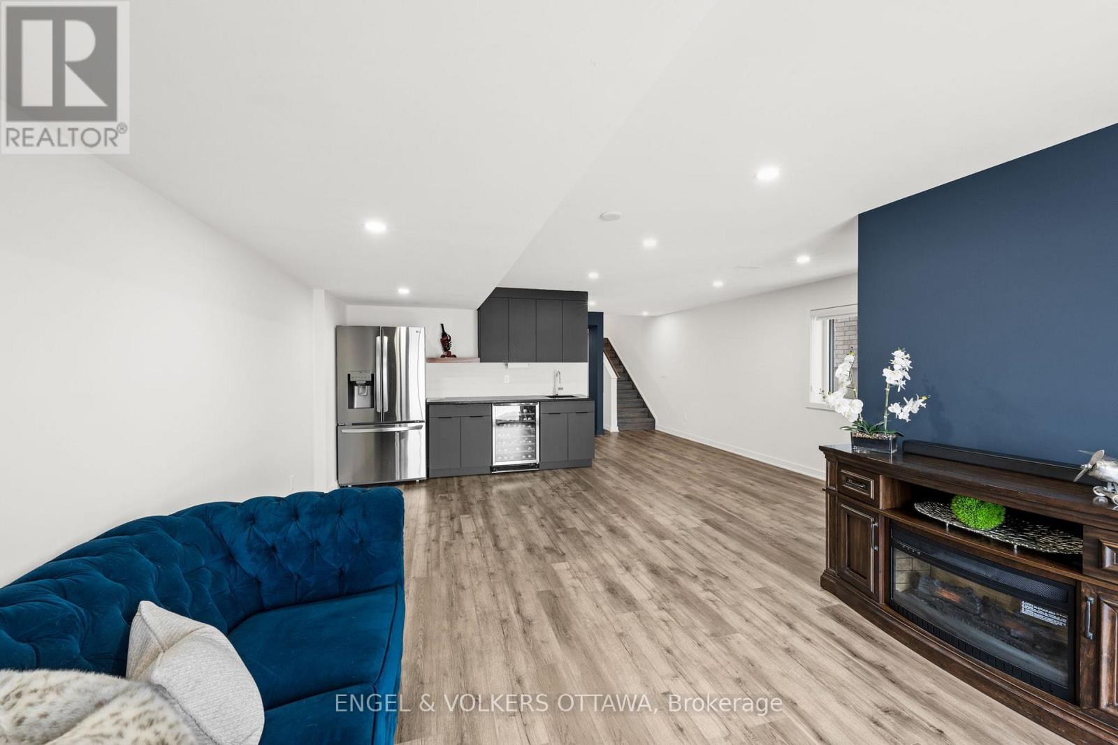 250 Shuttleworth Drive