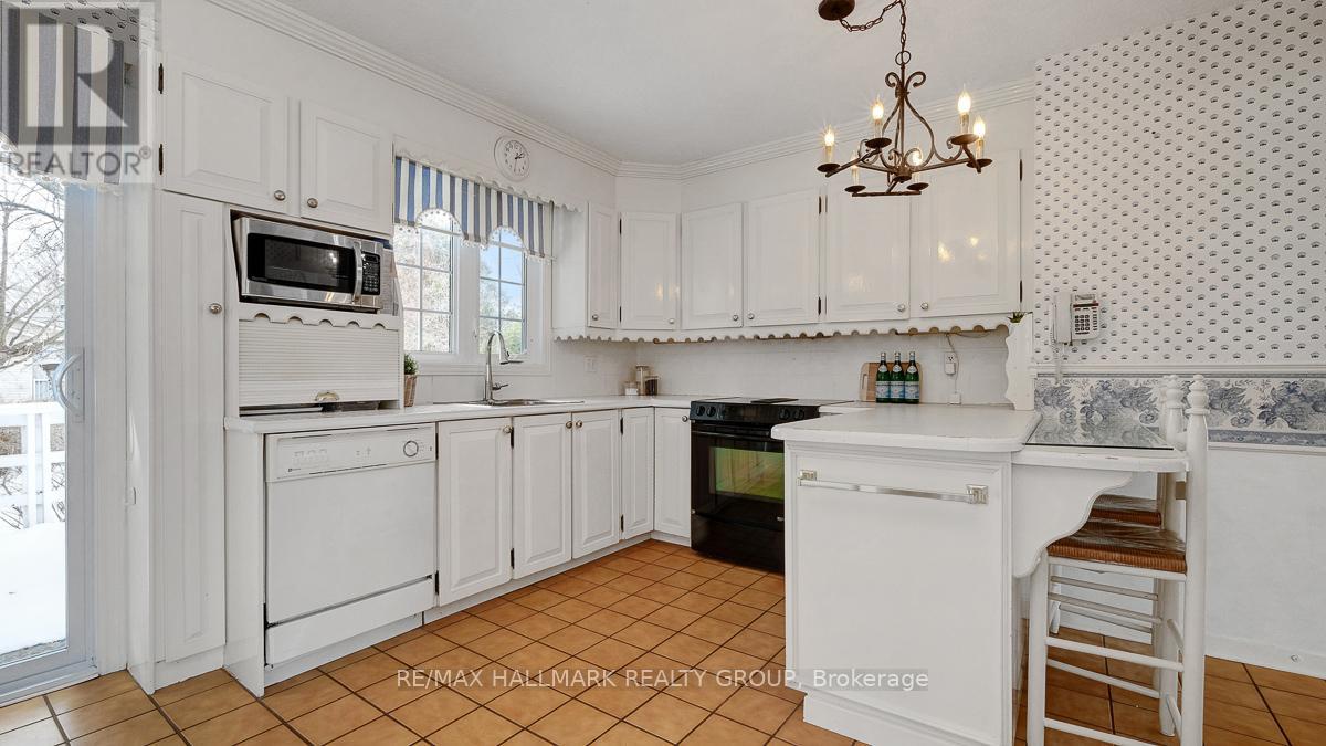 2185 Bickerton Avenue