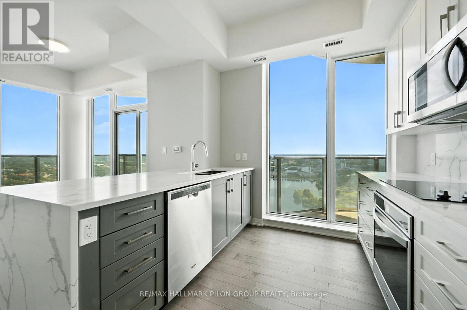 3907 - 805 Carling Avenue