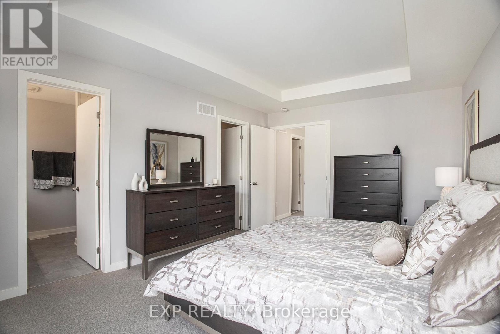 1022 Lunar Glow Crescent