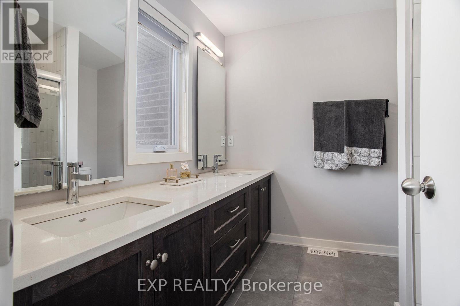 1022 Lunar Glow Crescent