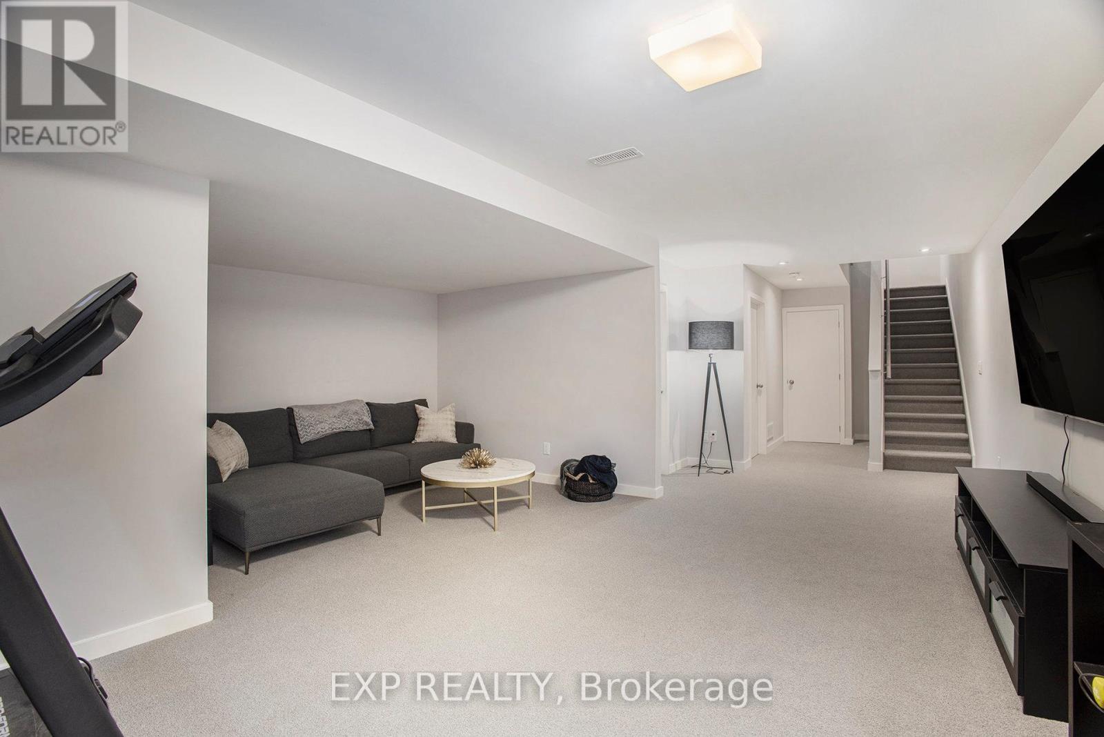 1022 Lunar Glow Crescent