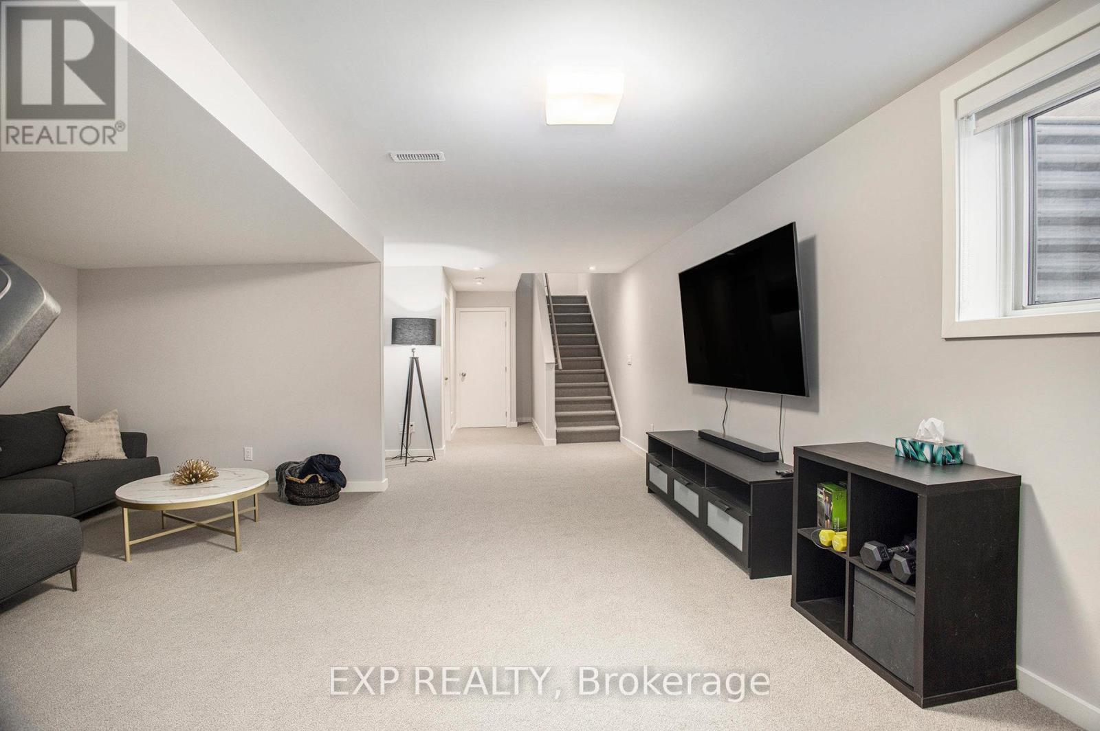 1022 Lunar Glow Crescent