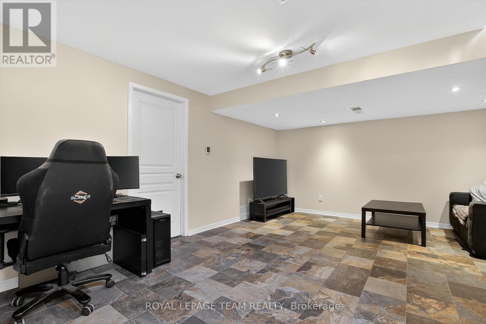 19 Goldthorpe Private