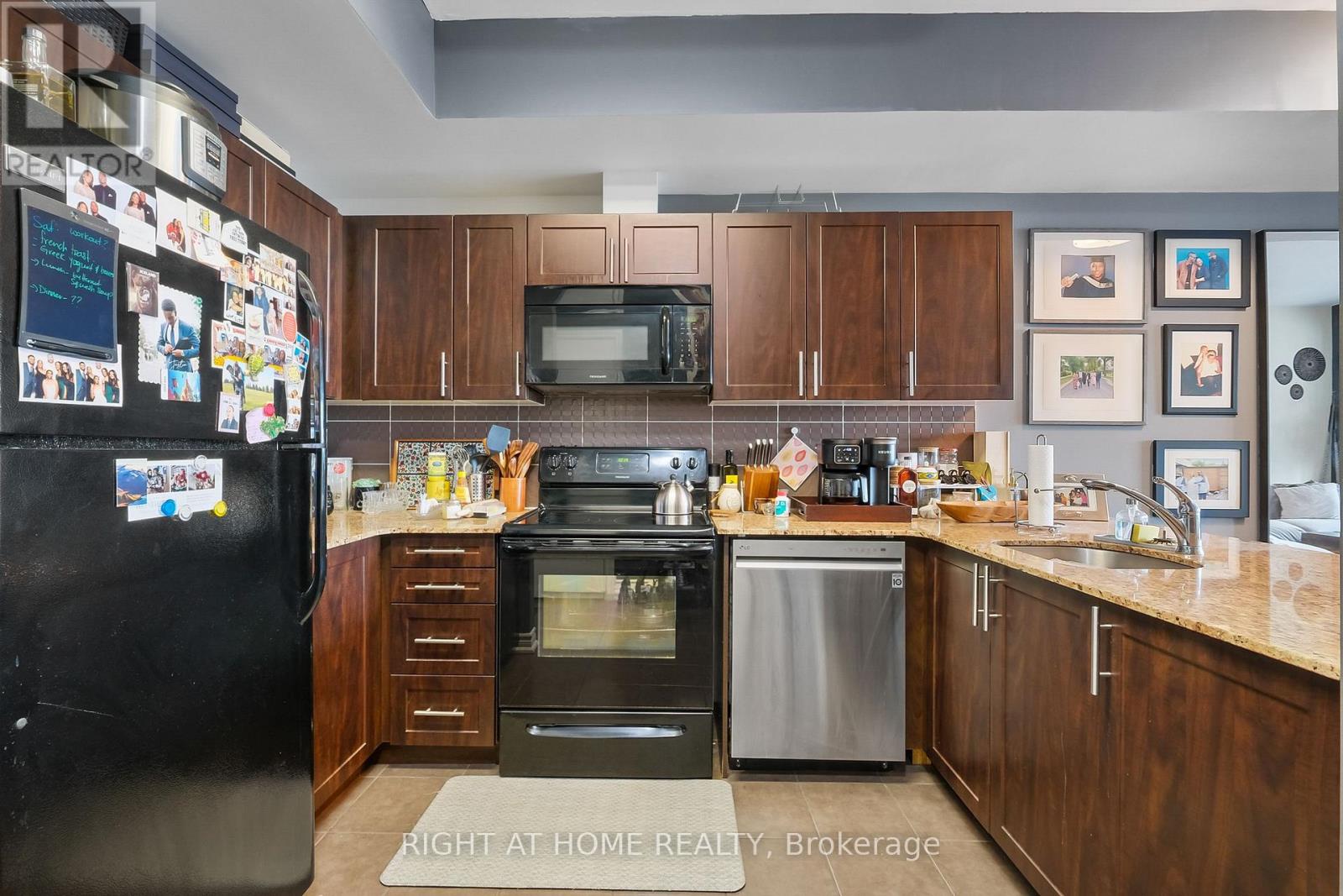 2302 - 234 Rideau Street