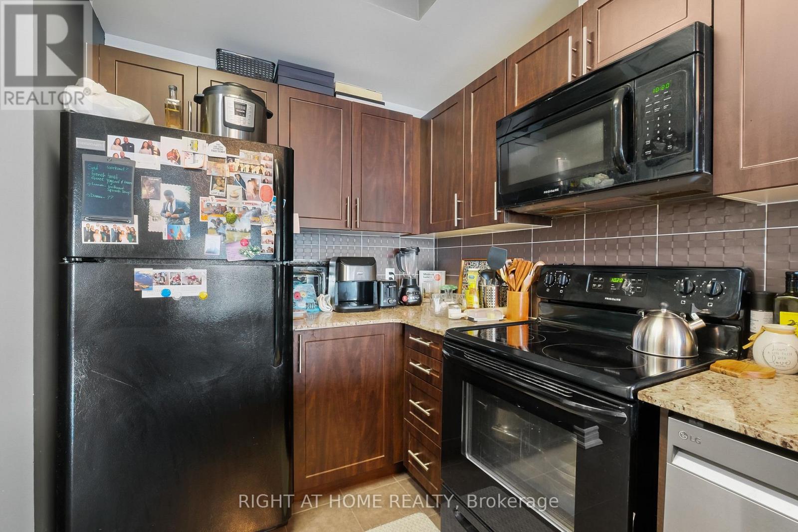 2302 - 234 Rideau Street