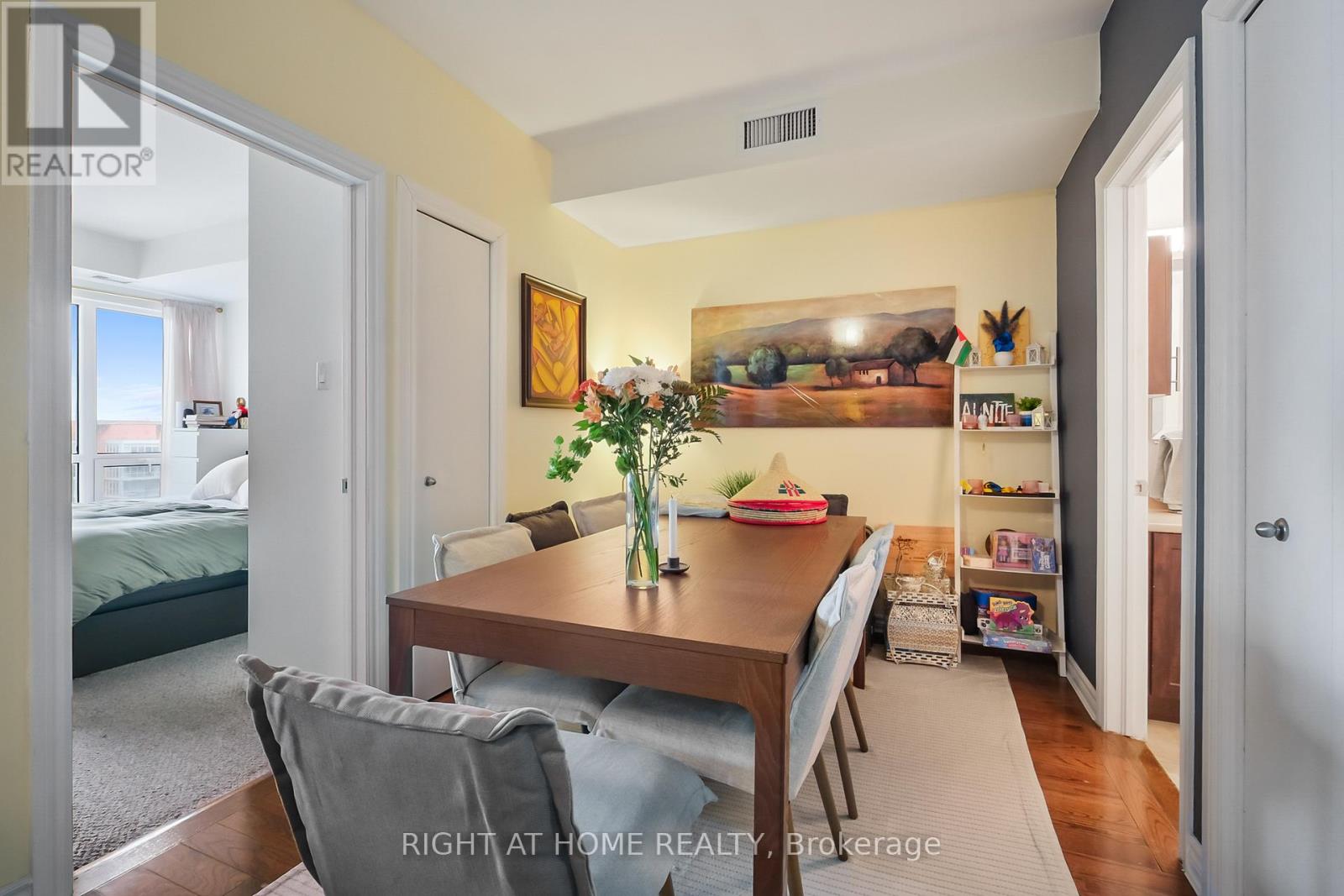 2302 - 234 Rideau Street