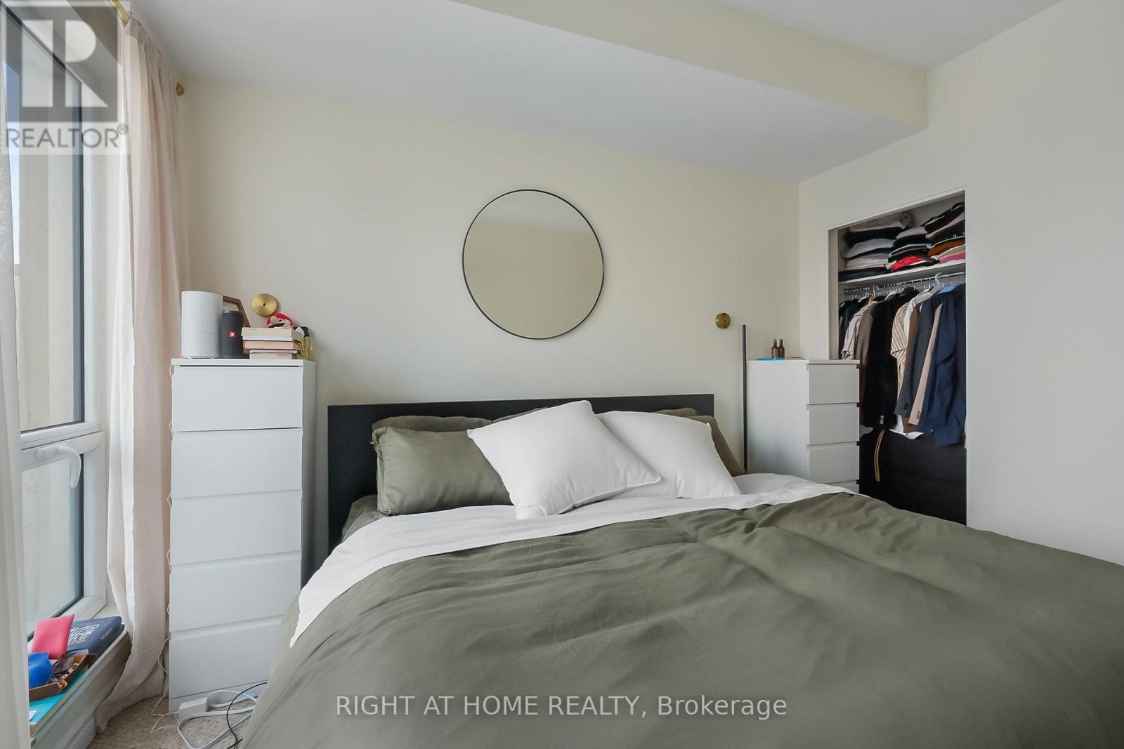 2302 - 234 Rideau Street