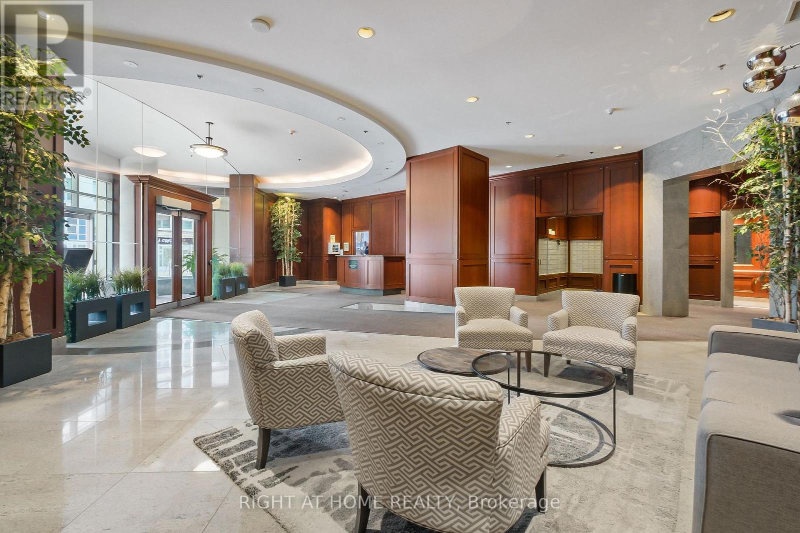 2302 - 234 Rideau Street