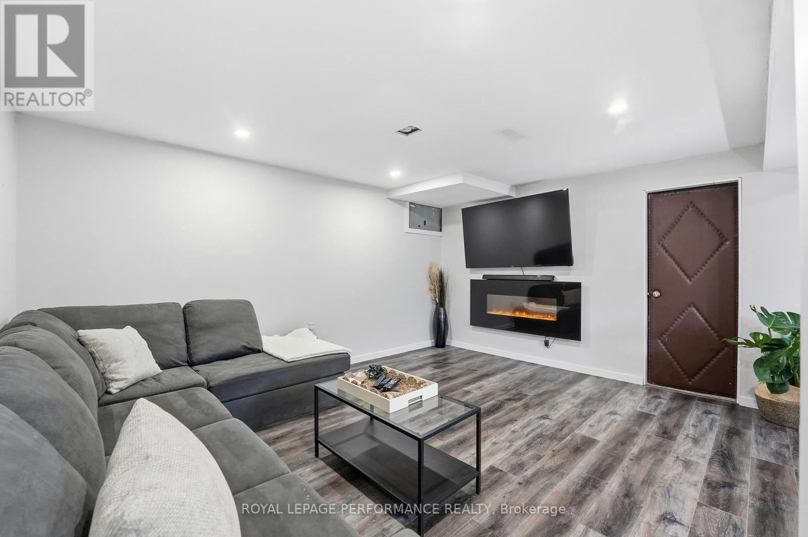 990 Laviolette Street