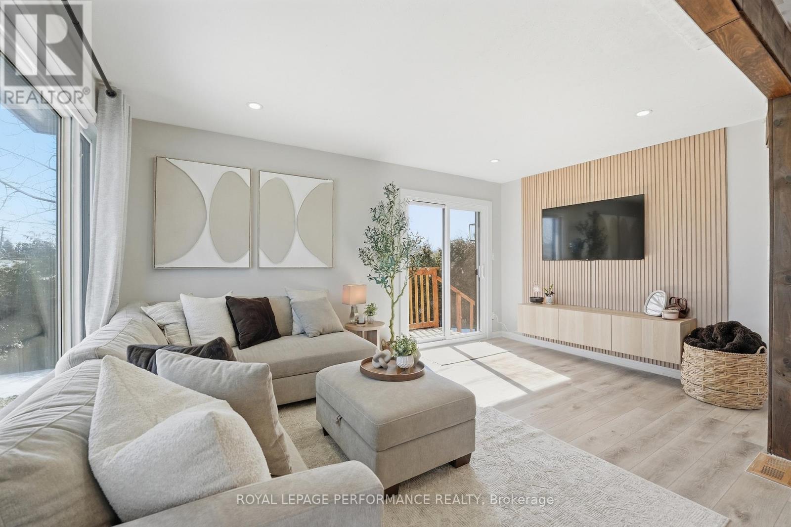 990 Laviolette Street