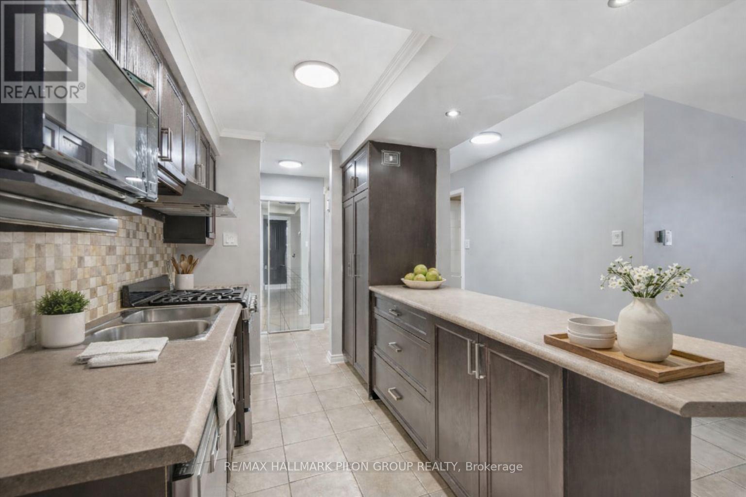 100 - 902 Notre Dame Street