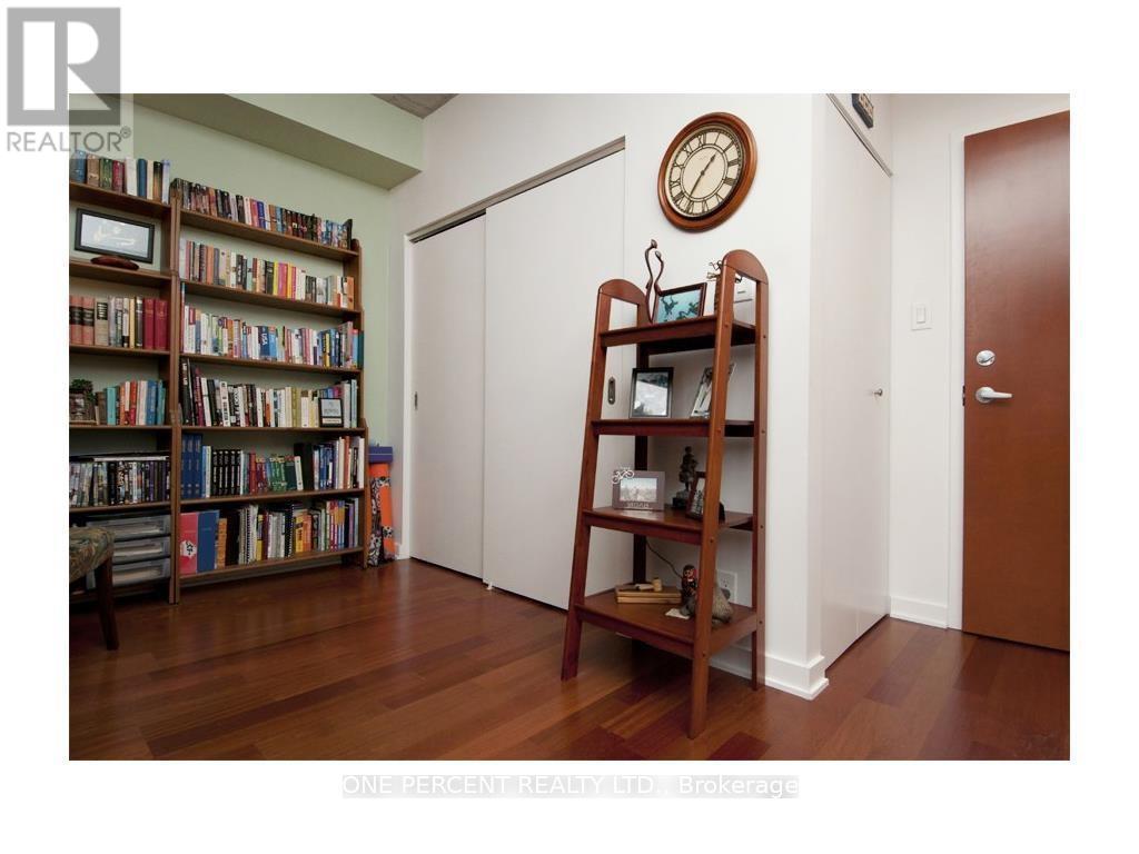 1208 - 324 Laurier Avenue W