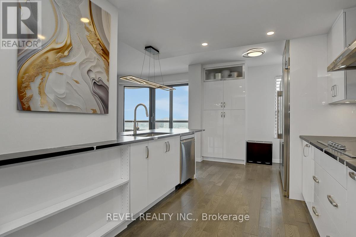 2101 - 556 Laurier Avenue W