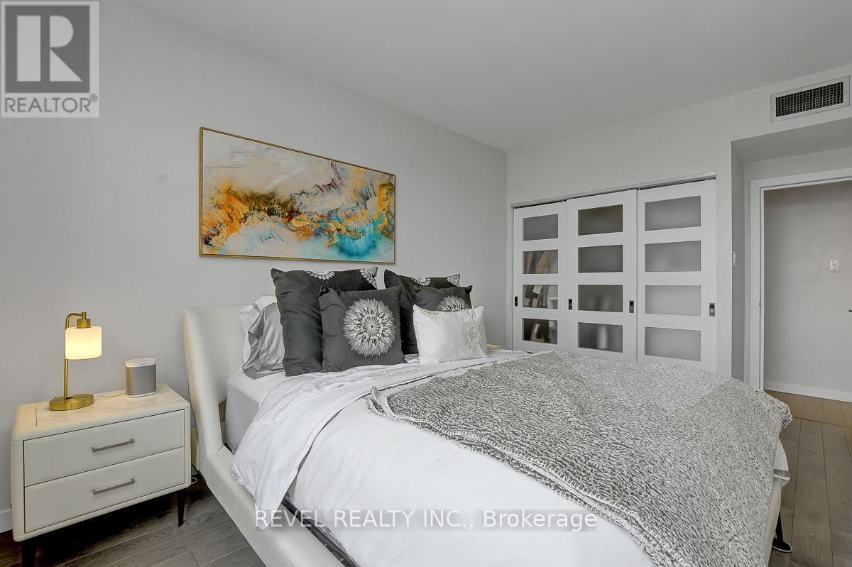 2101 - 556 Laurier Avenue W