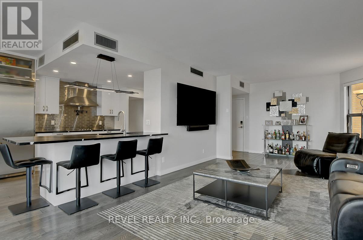 2101 - 556 Laurier Avenue W