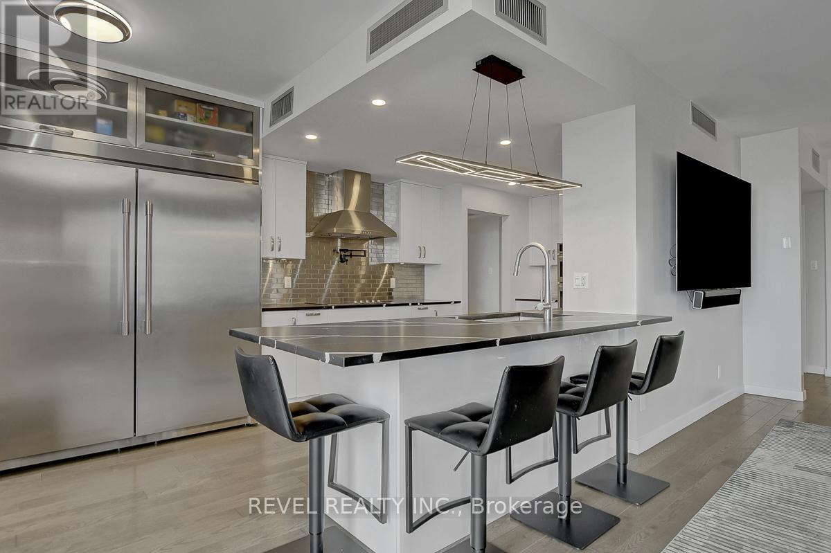 2101 - 556 Laurier Avenue W