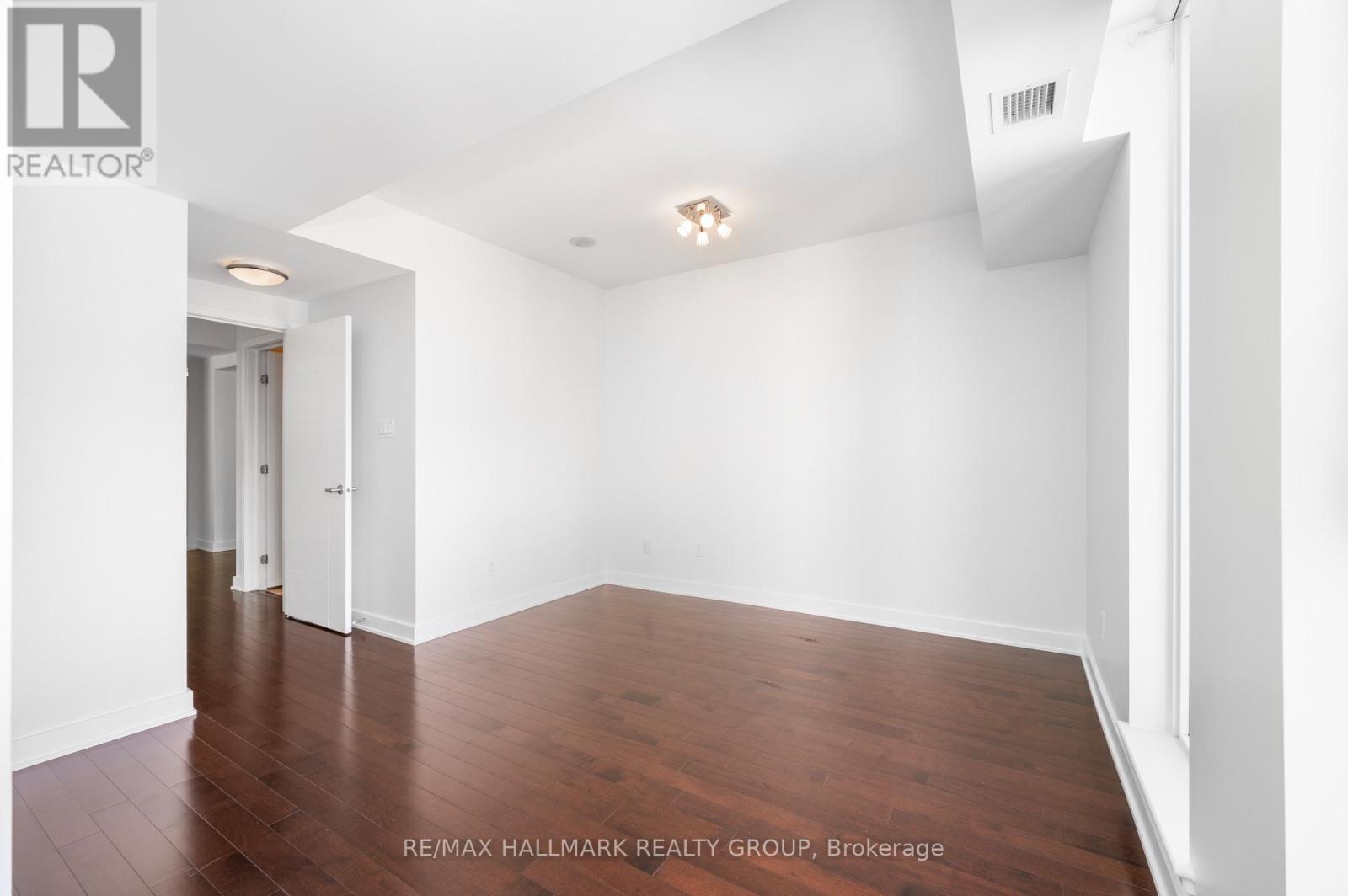 1904 - 179 Metcalfe Street