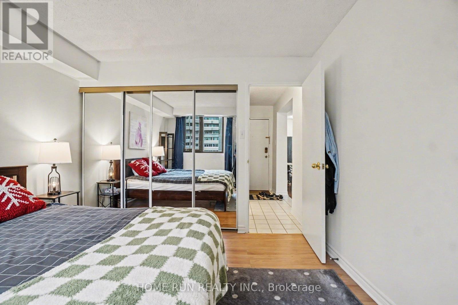 1103 - 200 Bay Street