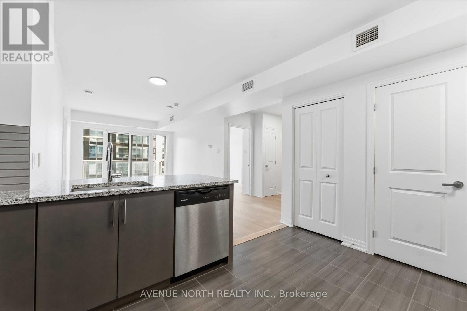 1102 - 242 Rideau Street