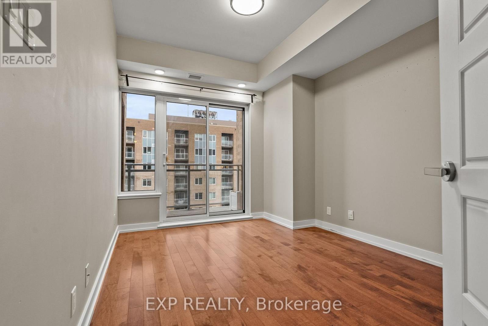 1006 - 330 Titan Private