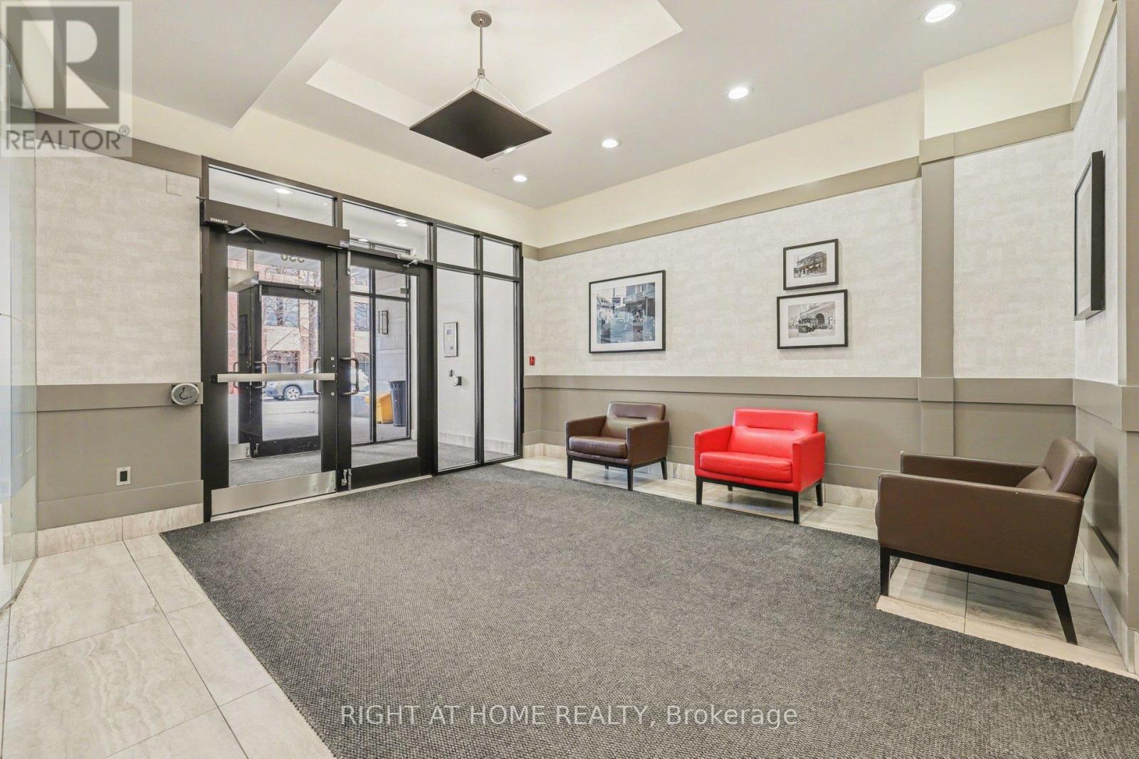 810 - 330 Loretta Avenue S