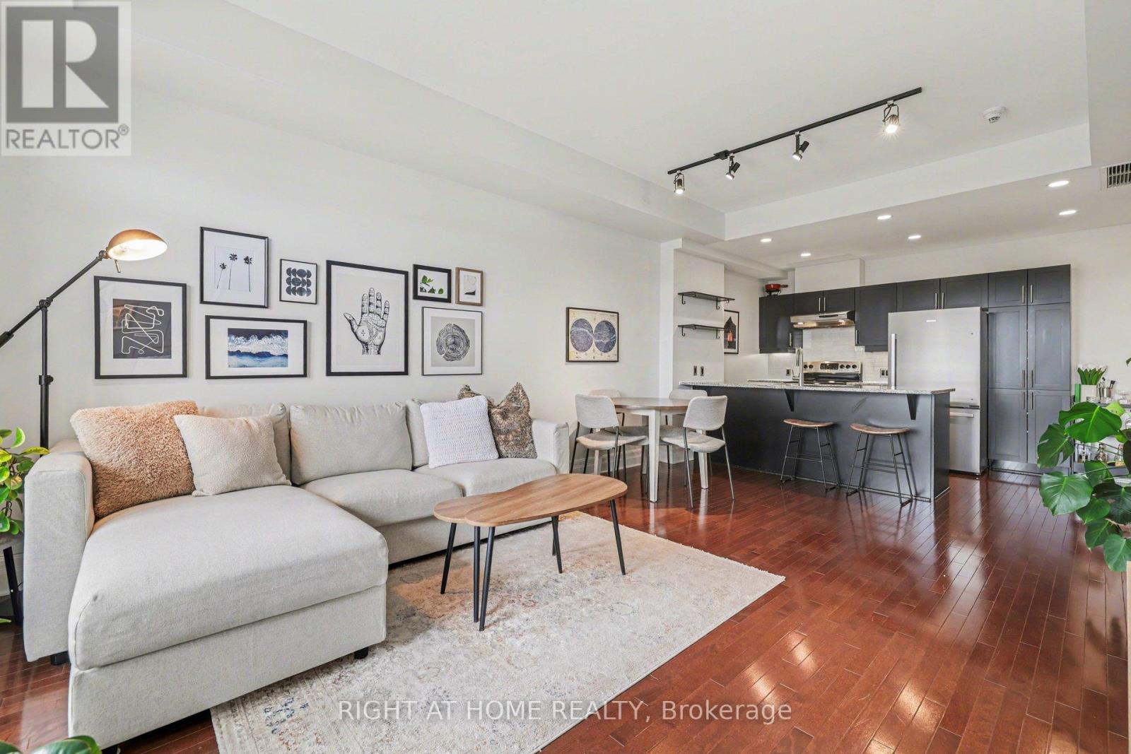 810 - 330 Loretta Avenue S