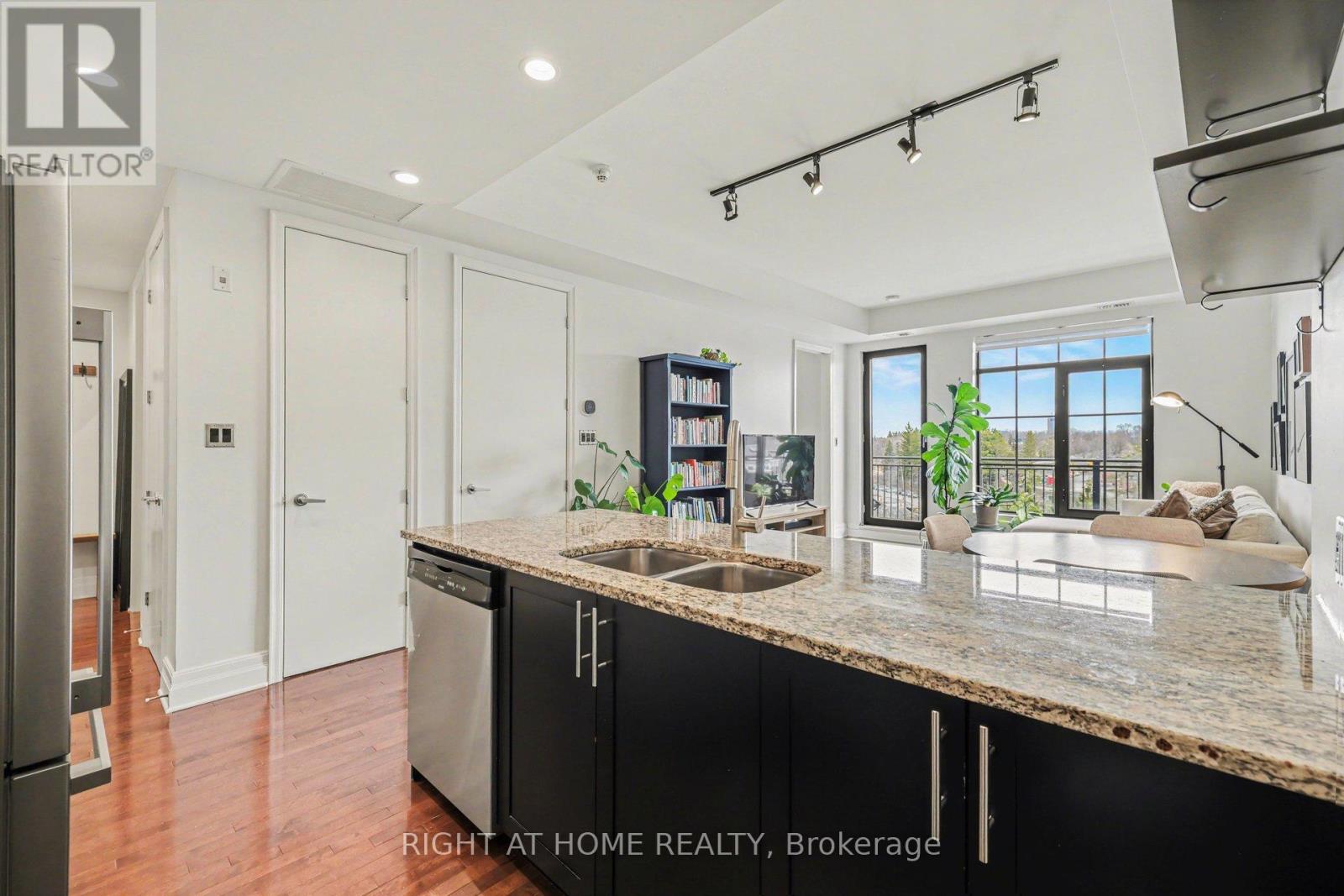 810 - 330 Loretta Avenue S