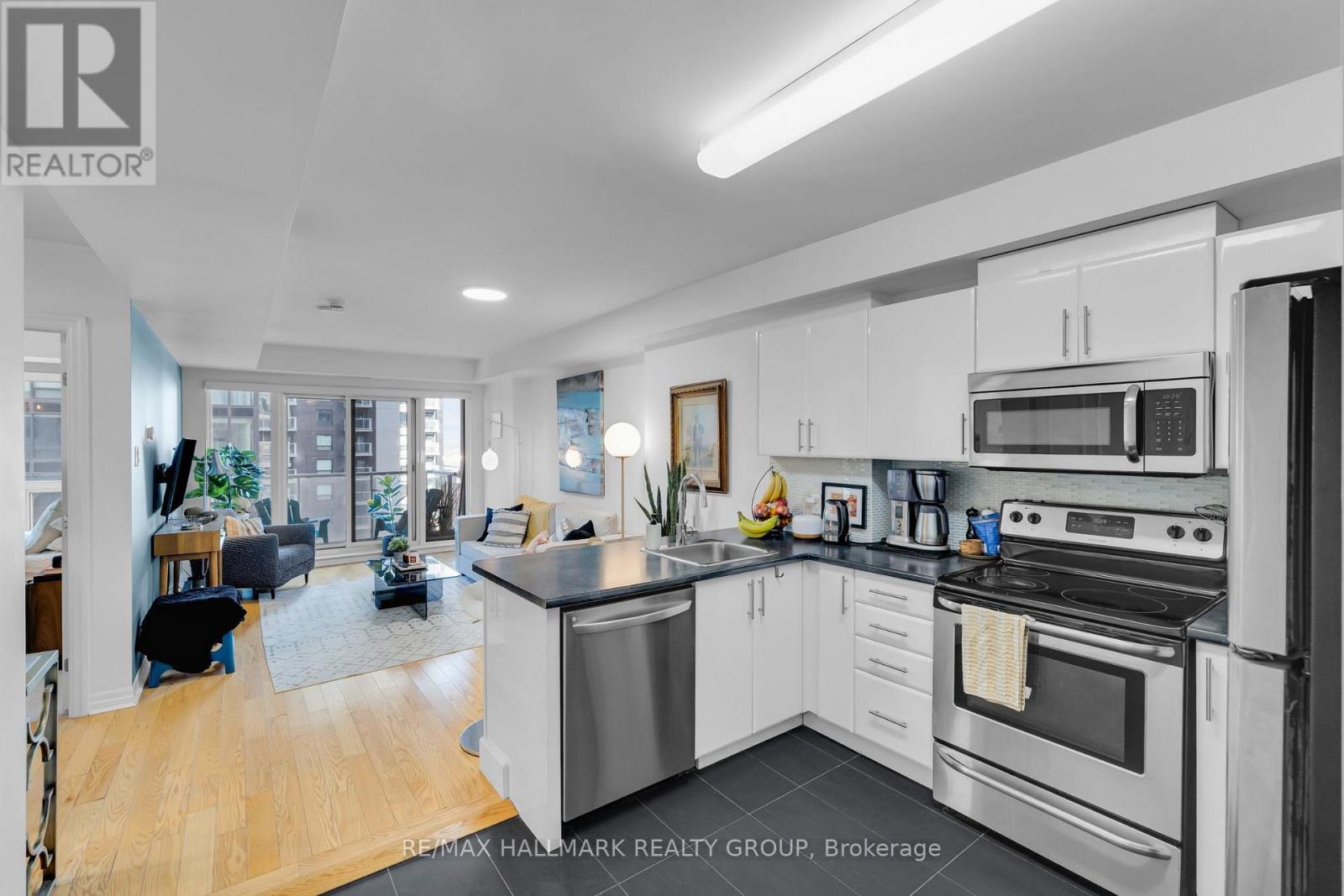 803 - 242 Rideau Street