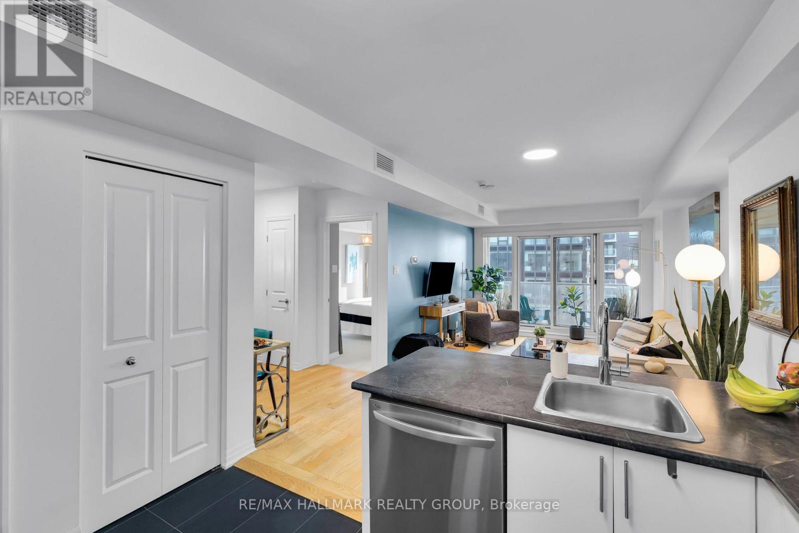 803 - 242 Rideau Street