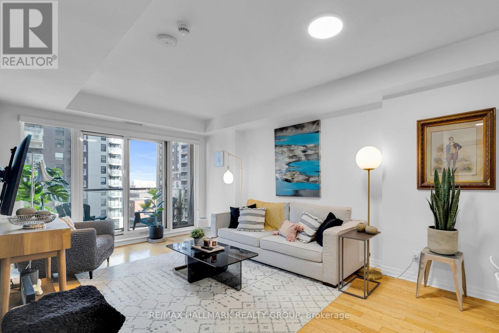 803 - 242 Rideau Street