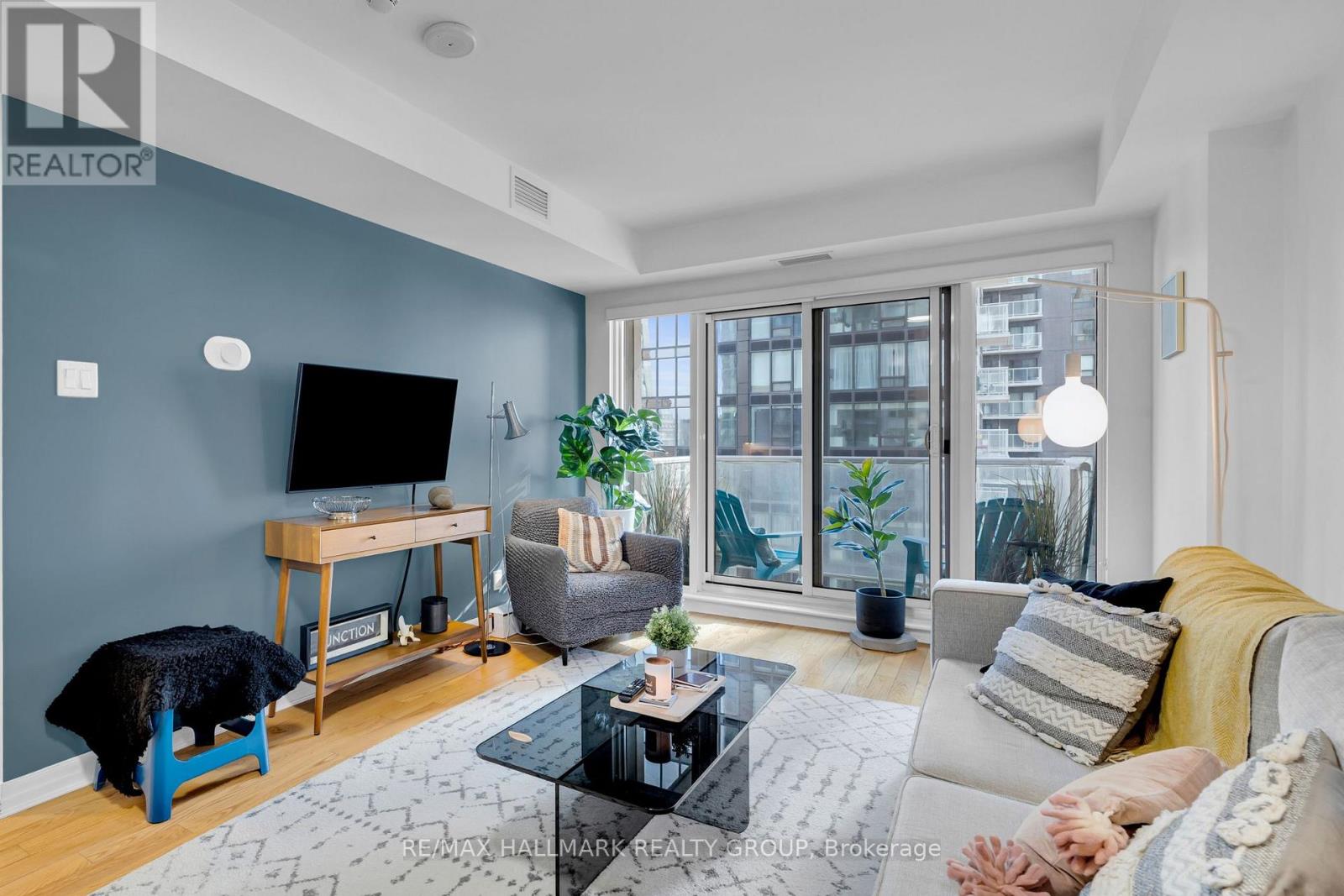 803 - 242 Rideau Street