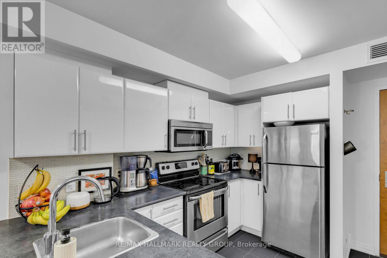 803 - 242 Rideau Street