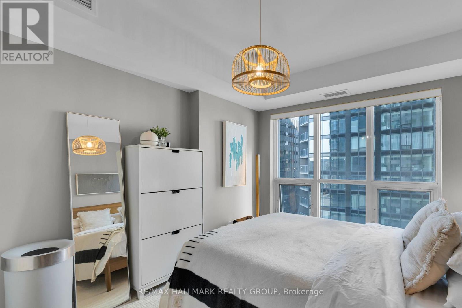 803 - 242 Rideau Street