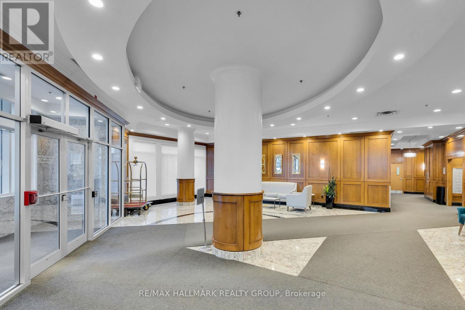 803 - 242 Rideau Street