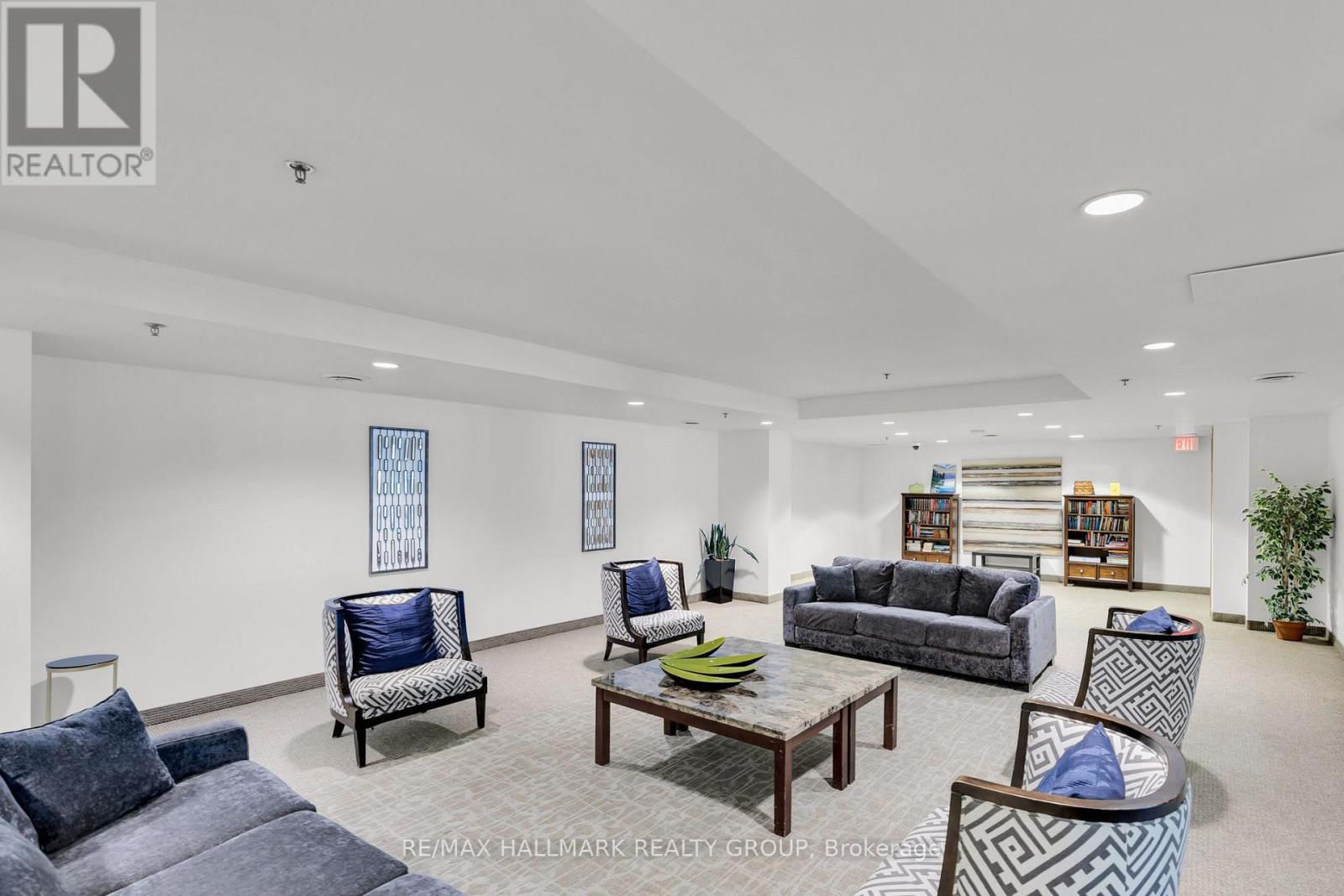 803 - 242 Rideau Street