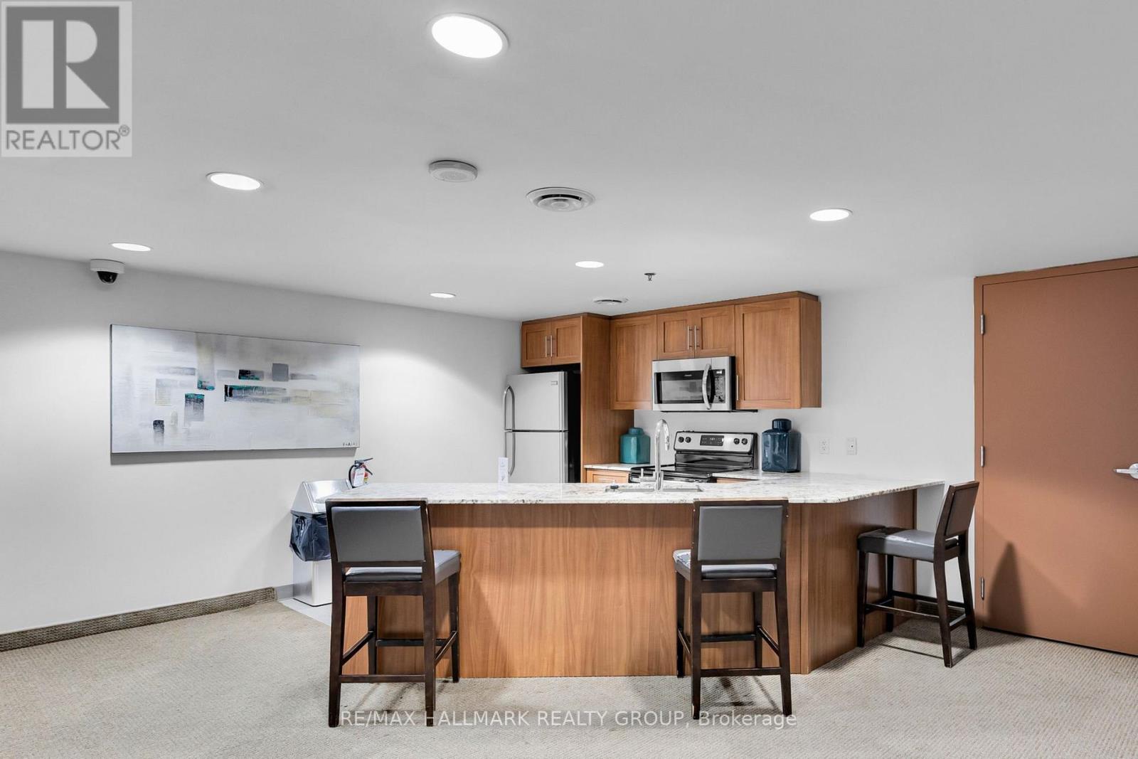 803 - 242 Rideau Street