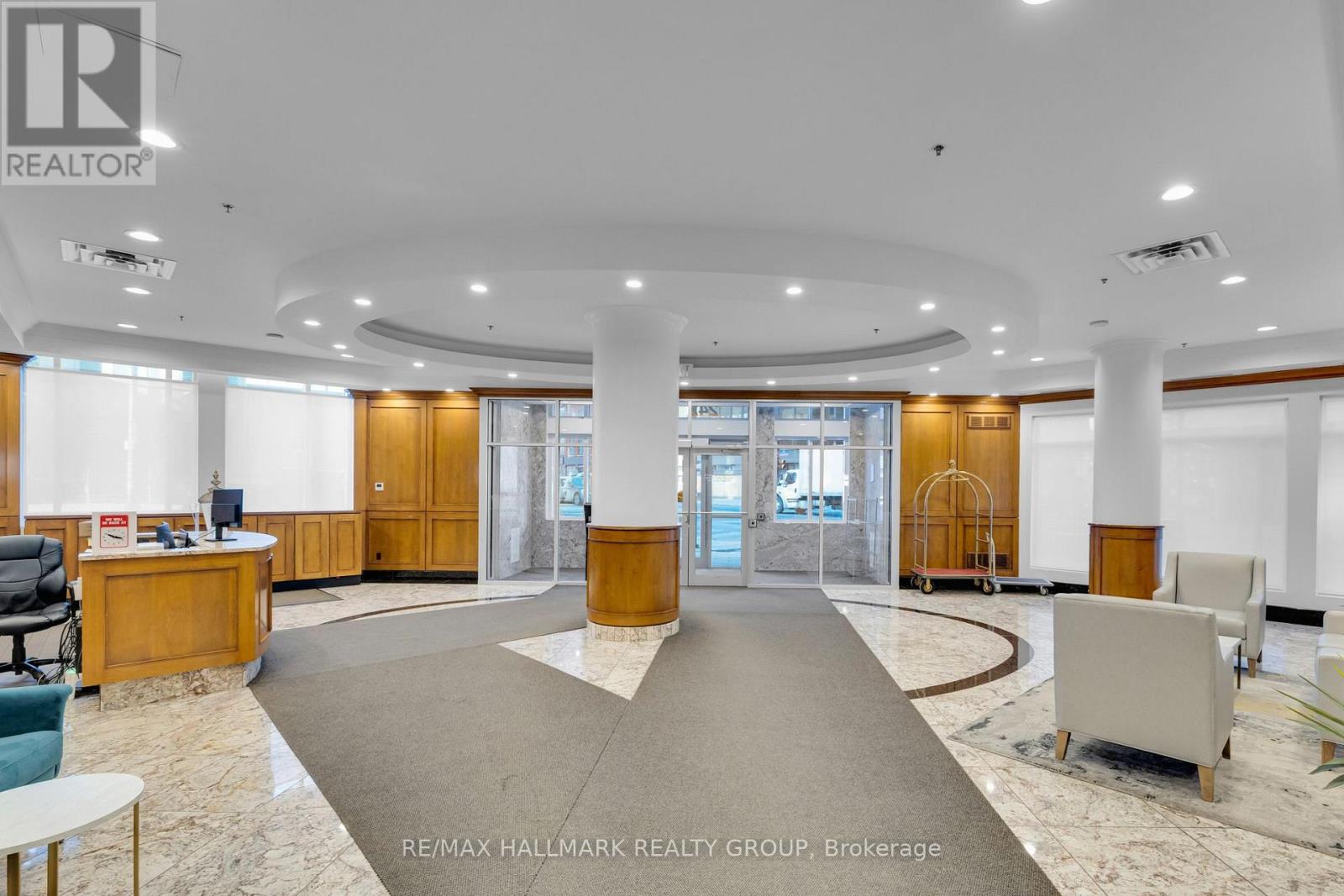 803 - 242 Rideau Street