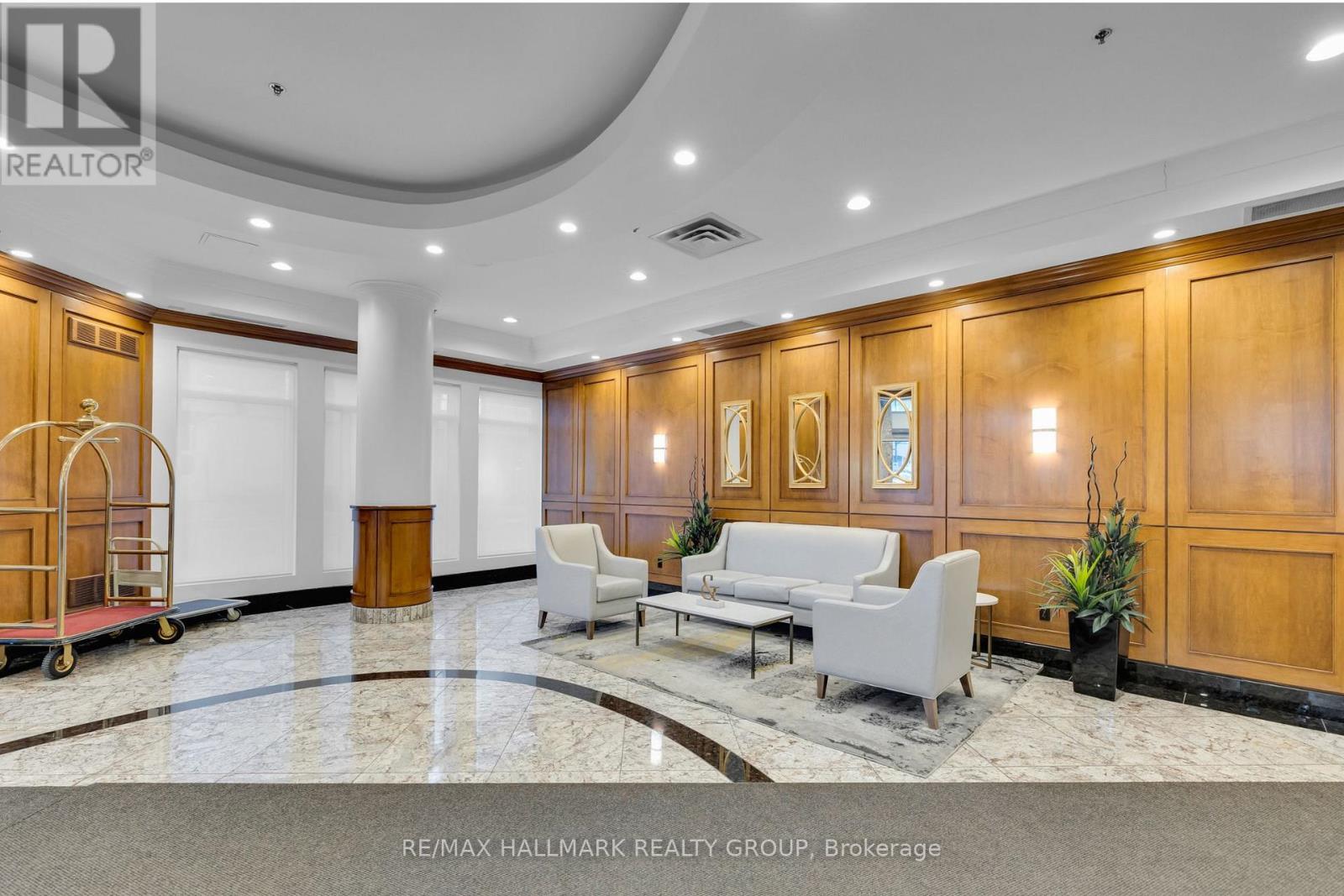 803 - 242 Rideau Street