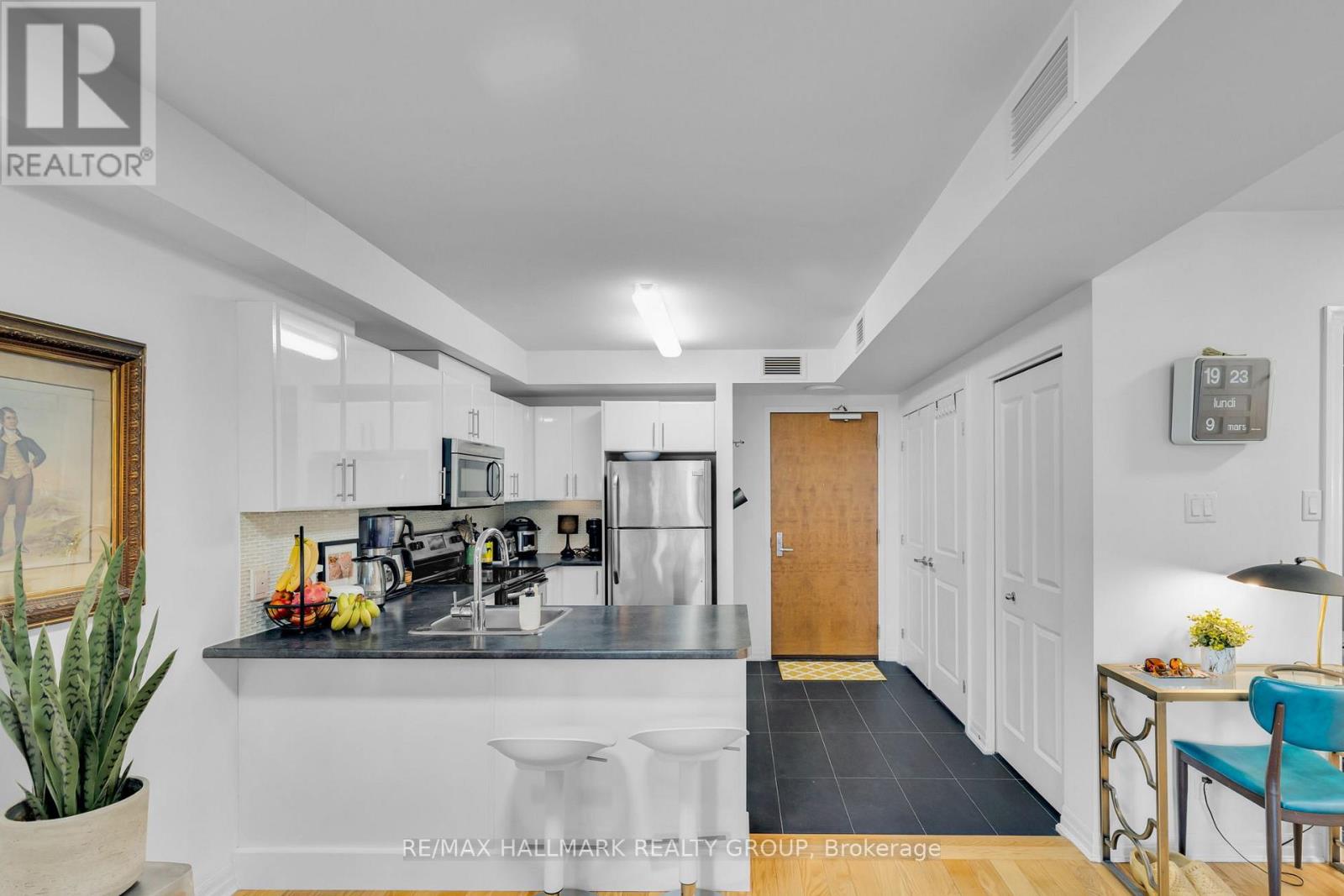 803 - 242 Rideau Street