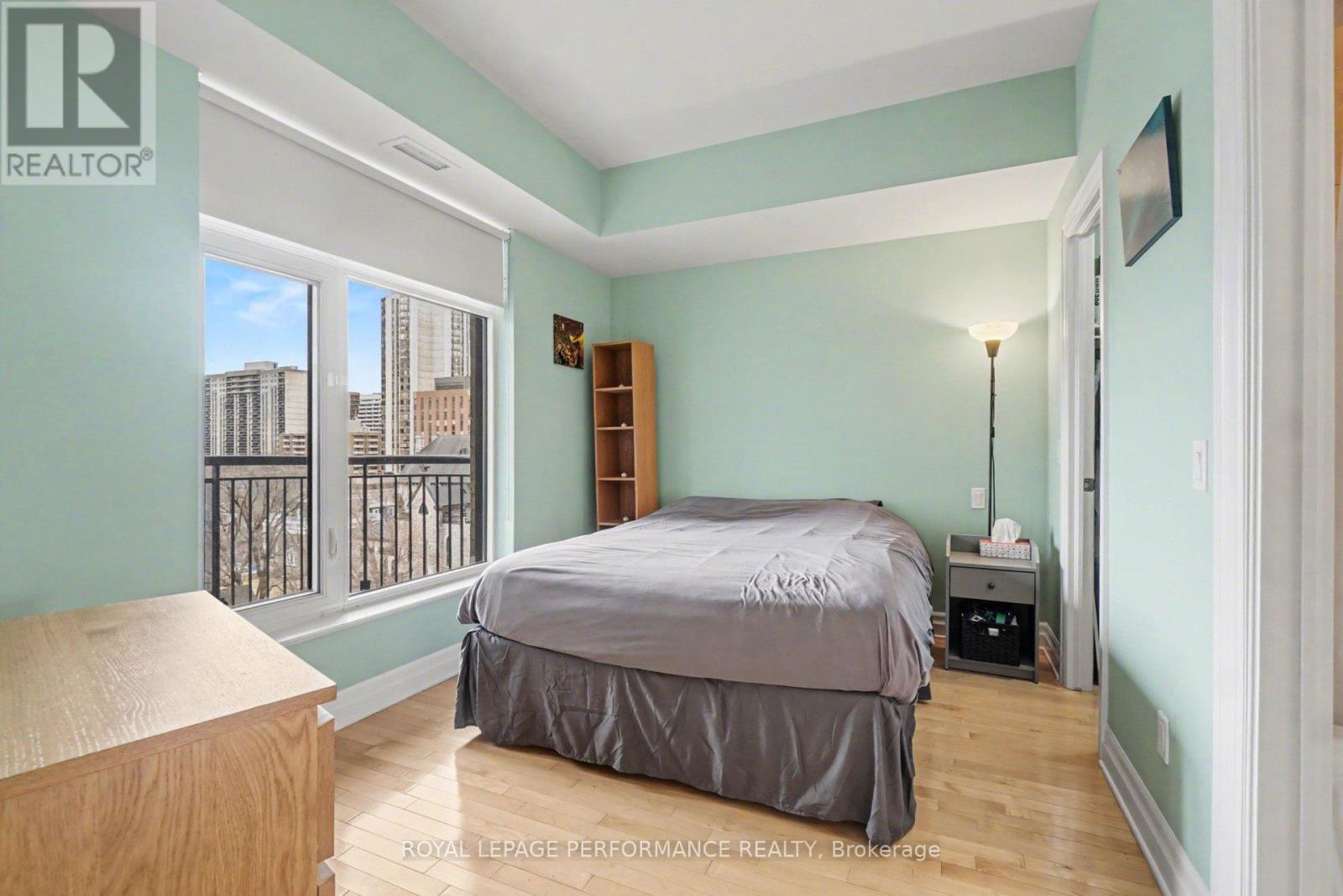 801 - 245 Kent Street