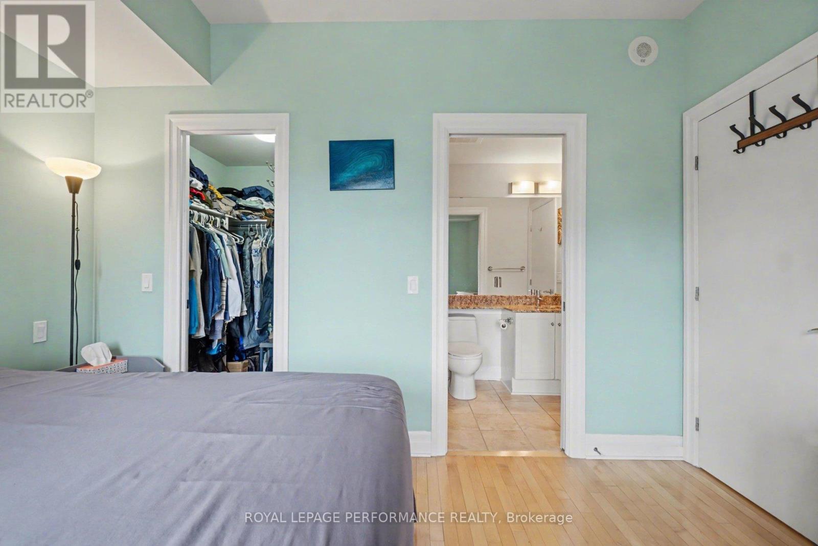 801 - 245 Kent Street