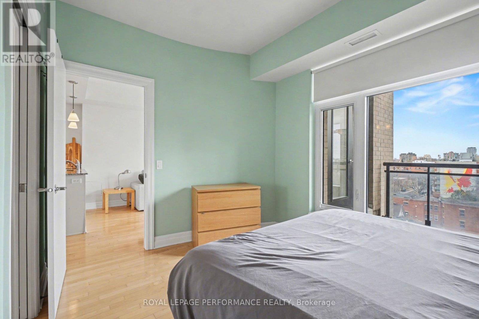 801 - 245 Kent Street