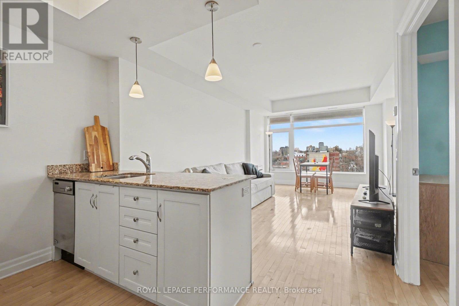 801 - 245 Kent Street